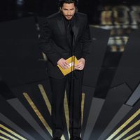 Christian Bale presenta un premio en los Oscar 2012