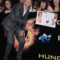 Alexander Ludwig junto a sus fans en la premiére de 'Los Juegos del Hambre'