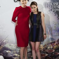 Charlize Theron y Kristen Stewart en la presentación de 'Blancanieves y la leyenda del cazador' en Madrid