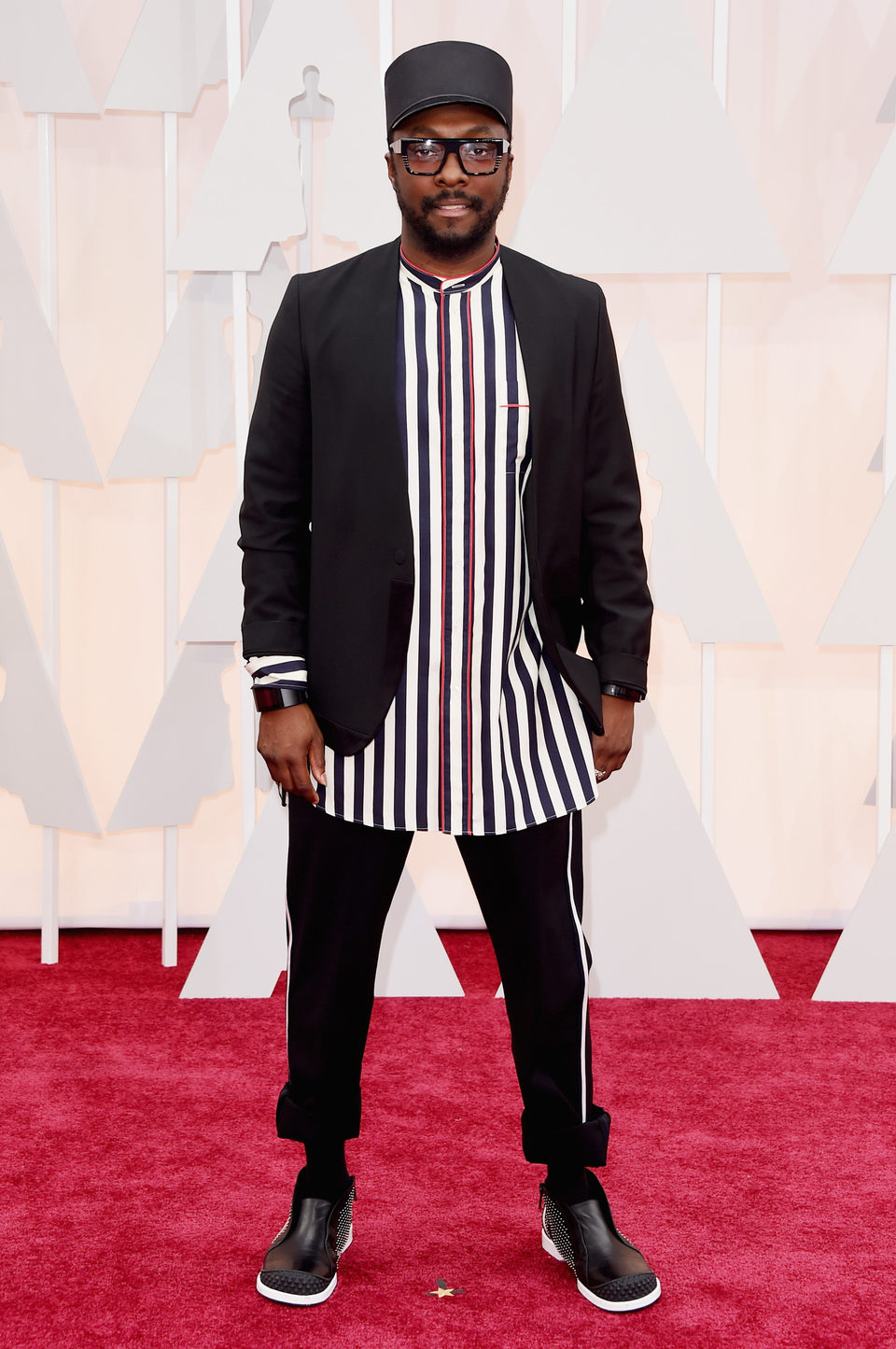 Will i am pose at the red carpet of the Oscar 2015 