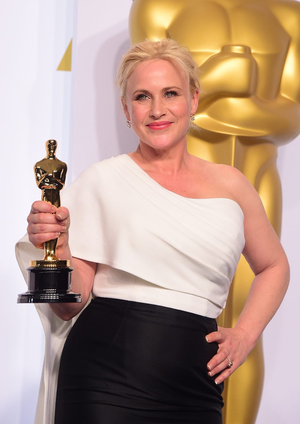 Patricia Arquette poses with her Best Actress in a Supporting role Oscar Award