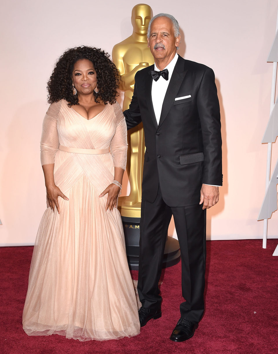 Oprah Winfrey and her husband poss in the Oscar 2015 red carpet