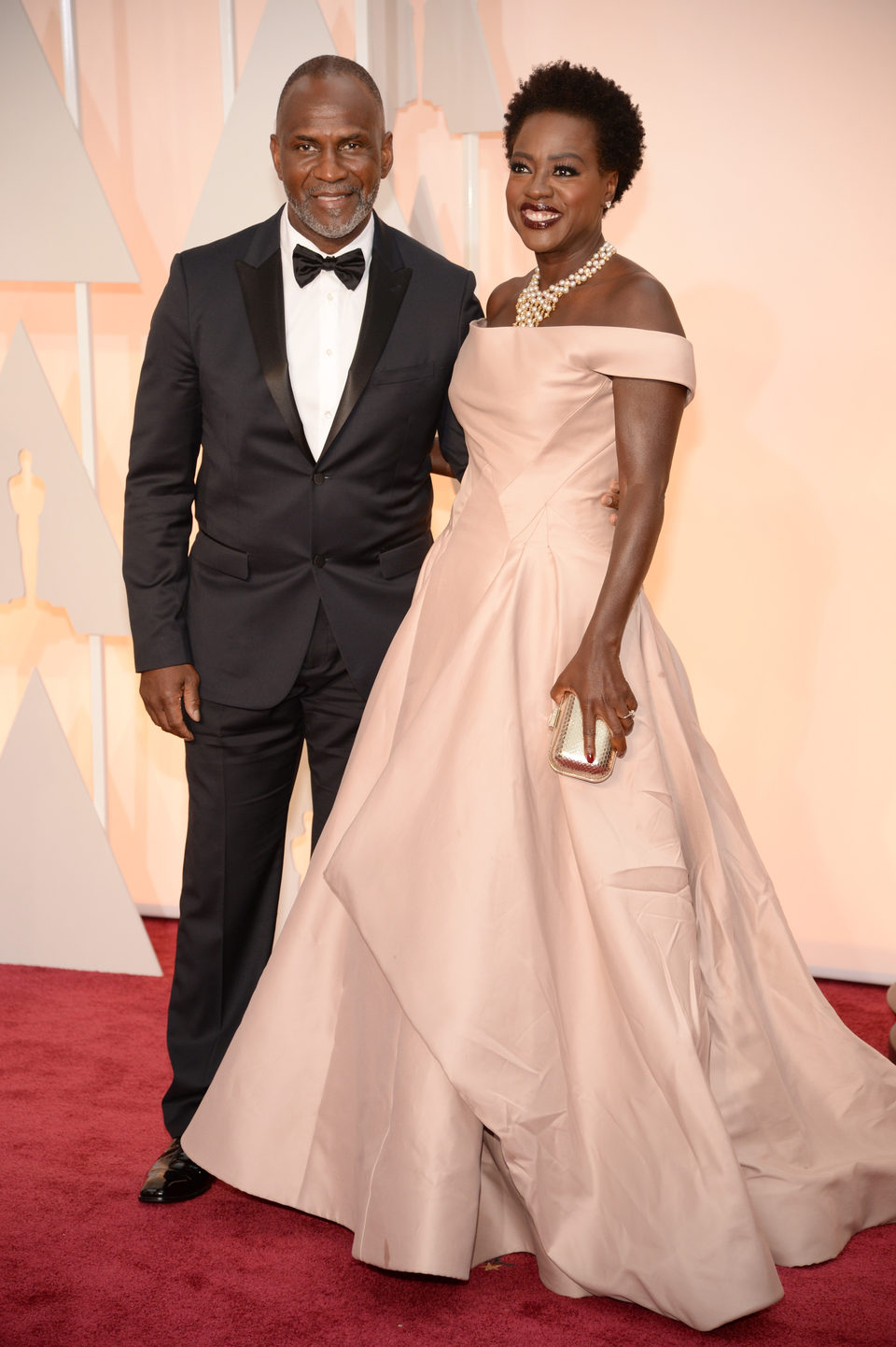 Viola Davis and Juliun Tennon poss in the Oscar 2015 red carpet
