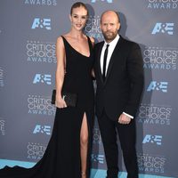 Jason statham go to the 2016 Critics Choice Awards gala with his girlfriend