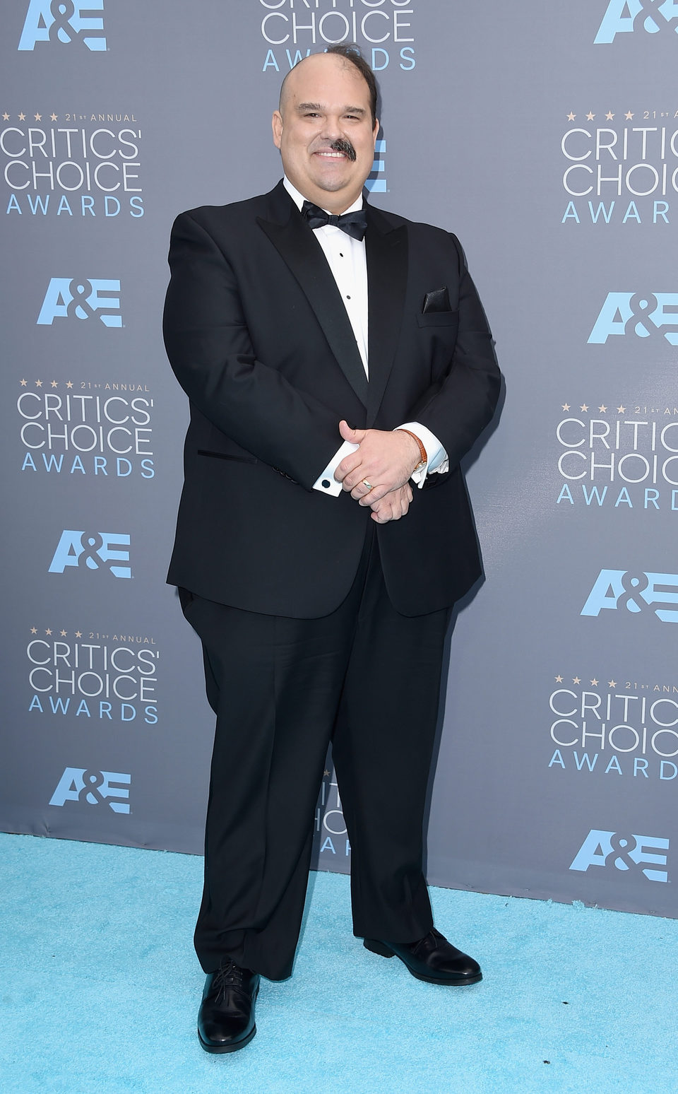 Mel Rodríguez surprised to all with his extravagant look at the 2016 Critics Choice Awards