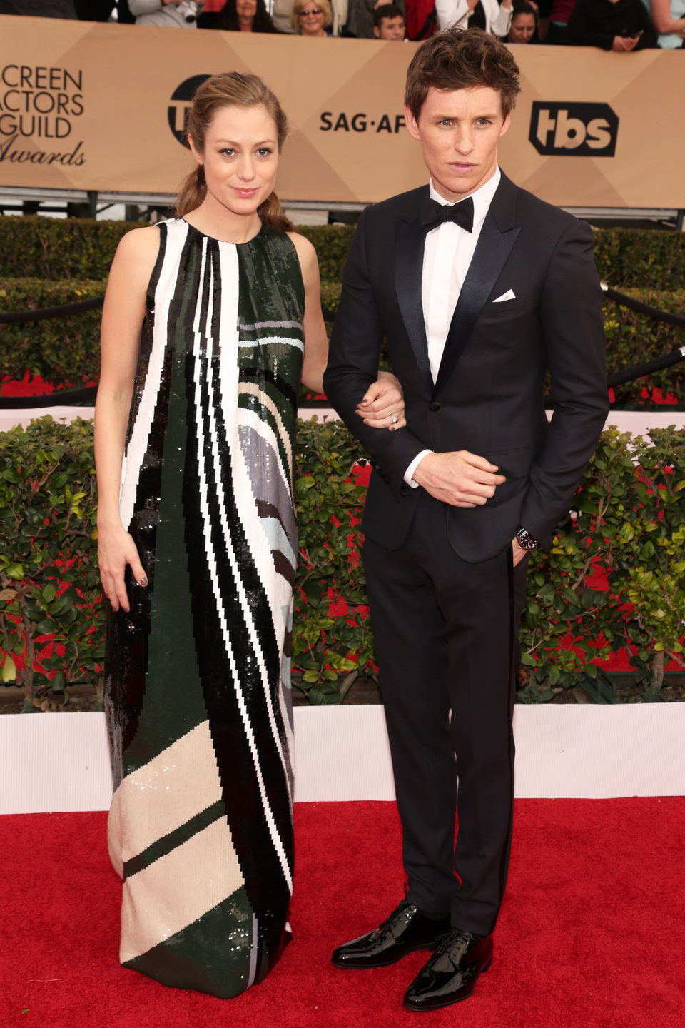 Eddie Redmayne and Hannah Bagshawe in red carpet of SAG Awards 2016