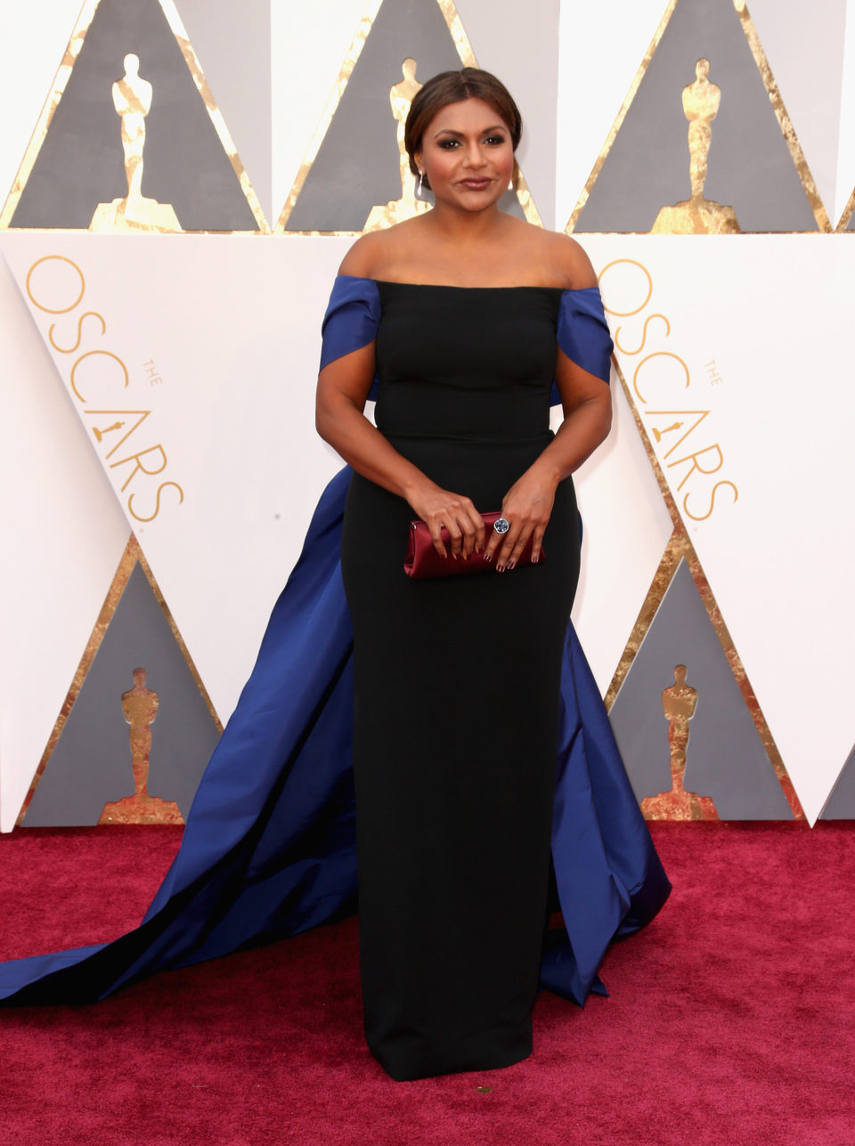 Mindy Kaling at the Oscars 2016 red carpet