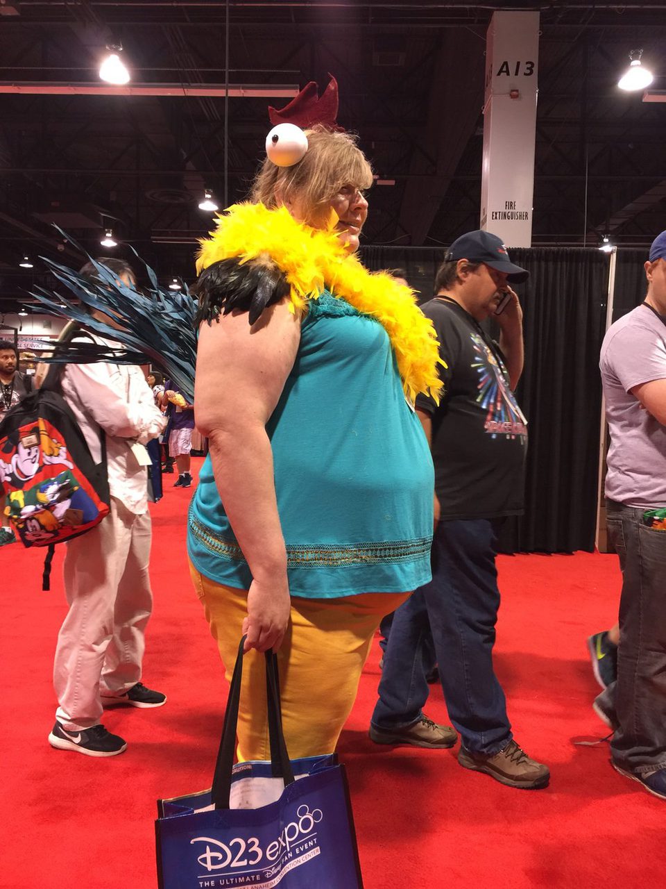Fan dressed up like Heihei en la D23