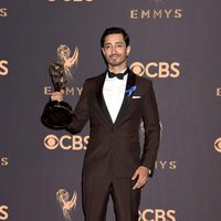 Riz Ahmed with his Emmy 2017 for best actor in a miniseries