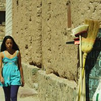 La niña de tacones amarillos