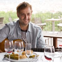 No me pidas que te bese porque te besaré