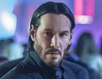 Keanu Reeves poses with his girlfriend for the first time and his fans are very happy for him
