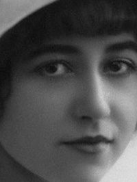 Yvonne Arnaud
