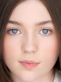  Alexa Swinton