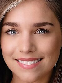  Emily Perry