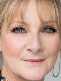  Lesley Sharp