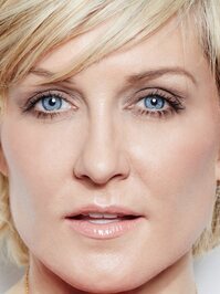  Amy Carlson