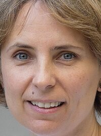  Ana Serret