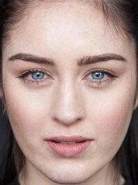  Danielle Galligan