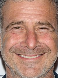  Gil Junger